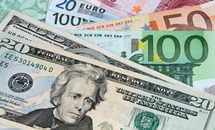 Curs valutar 27 ianuarie: Dolarul american este mai ieftin. Cât valorează euro