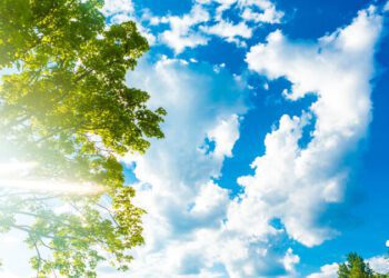 METEO// Cer variabil și fără precipitații. Vezi câte grade vor fi astăzi