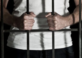 Житель города Флорешты был осуждён после того, как избил свою сожительницу и ударил её бутылкой по голове