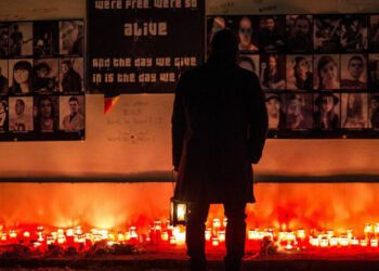 Marş de comemorare la 10 ani de la incendiul din Clubul Colectiv. Oamenii cer dreptate și reclamă că nimeni nu a plătit pentru tragedie