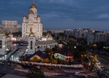 Scandal la Catedrala Națională din România. Jandarmii au închis ușile pentru curățenie, oamenii revoltați au vrut să intre cu forța