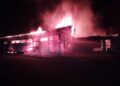 FOTO // Un autoservice și un magazin de piese auto au fost cuprinse de flăcări în orașul Briceni. Au intervenit cinci echipe de pompieri
