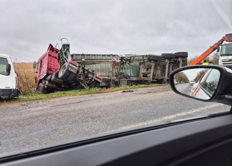 Un camion care transporta semințe de floarea soarelui s-a răsturnat în apropiere de satul Miciurin, raionul Drochia