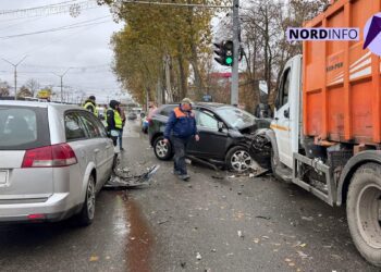 VIDEO // Au scăpat ca prin minune: un șofer de 20 de ani a provocat un accident grav la Bălți