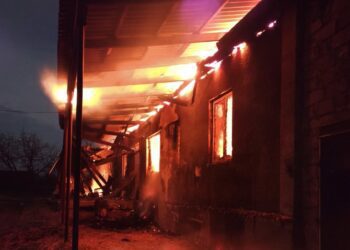 FOTO // O casă de locuit din raionul Ocnița a fost cuprinsă de flăcări, în urma unei deflagrații